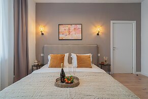 Loggia & Luxe 5BR Penthouse in Universitatii Area