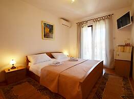 Sleek and Serene Flat and Rooms