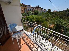 Sleek and Serene Flat and Rooms