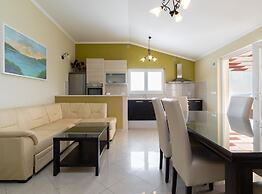 Modern Villa Near the Sea