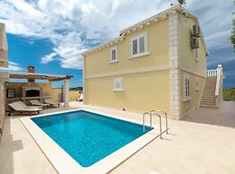 Modern Villa Near the Sea