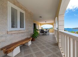 Modern Villa Near the Sea