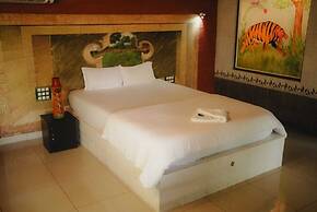 Misty Night Jungle Side Resort