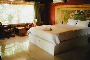 Misty Night Jungle Side Resort