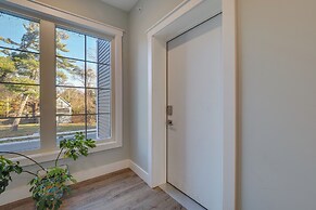 Walk to Shops on Front Street: Traverse City Condo