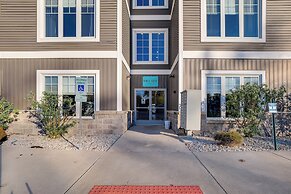 Walk to Shops on Front Street: Traverse City Condo
