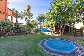 Cosy Apartment With Communal Pool