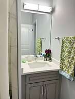 Relax in Style Clean Comfy in a Prime 1ZB