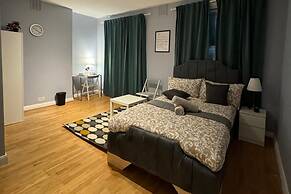 Studio - Sleeps 2 - Parking - Close to Paddington