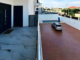 2BR Apartment With Pool and Wifi Near Airport