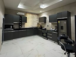 2BR Apartment With Pool and Wifi Near Airport