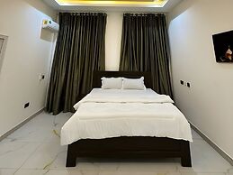 2BR Apartment With Pool and Wifi Near Airport