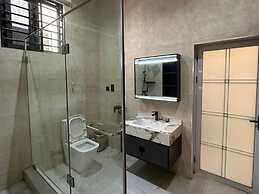 2BR Apartment With Pool and Wifi Near Airport