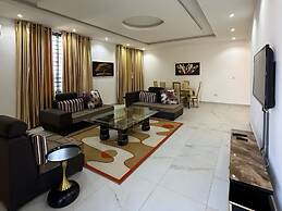 2BR Apartment With Pool and Wifi Near Airport