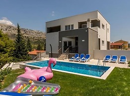 Modern & Stylish Villa With Private Pool