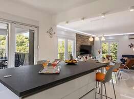 Modern & Stylish Villa With Private Pool