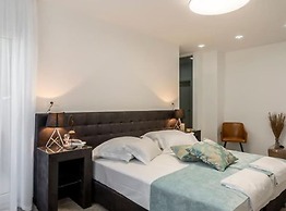 Modern & Stylish Villa With Private Pool