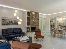 Modern & Stylish Villa With Private Pool