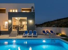 Modern & Stylish Villa With Private Pool