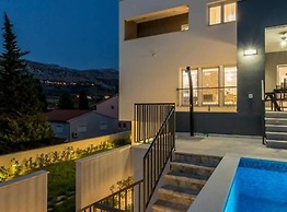 Modern & Stylish Villa With Private Pool