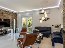 Modern & Stylish Villa With Private Pool