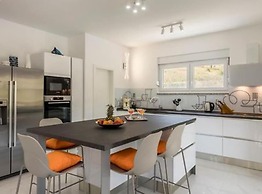 Modern & Stylish Villa With Private Pool