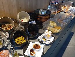 L'Avenue Hotel Apartments