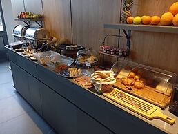 L'Avenue Hotel Apartments