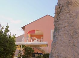 Lush and Sunny Apartment With Balcony and Sea View
