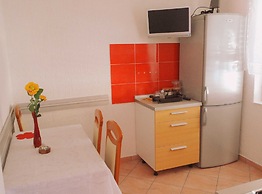 Lush and Sunny Apartment With Balcony and Sea View