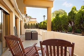 Beachside Apartment With Shared Pool