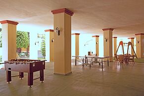Beachside Apartment With Shared Pool