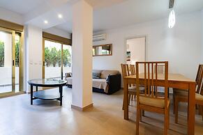 Beachside Apartment With Shared Pool