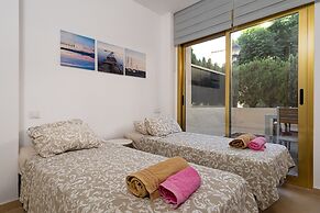Beachside Apartment With Shared Pool