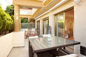 Beachside Apartment With Shared Pool
