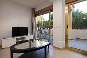 Beachside Apartment With Shared Pool