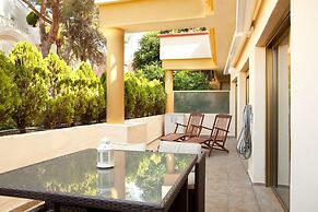 Beachside Apartment With Shared Pool