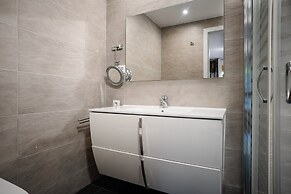 Beachside Apartment With Shared Pool