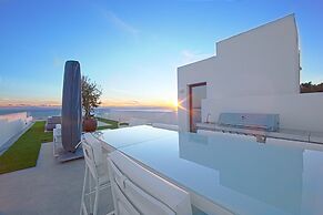 Amazing Villa With Terrace