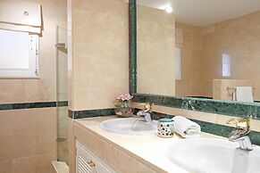 Charming Apartment With Pool