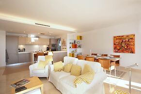 Modern Apartment With Balcony