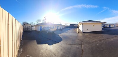 Plaza Motel