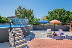 Nice Apartment With Pool