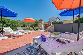Nice Apartment With Pool