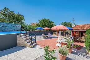 Nice Apartment With Pool