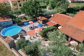 Nice Apartment With Pool