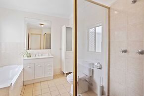 Waterfront Canal Escape in Burleigh