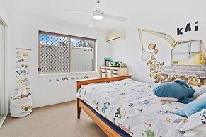 Waterfront Canal Escape in Burleigh