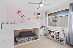 Waterfront Canal Escape in Burleigh