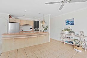 Waterfront Canal Escape in Burleigh